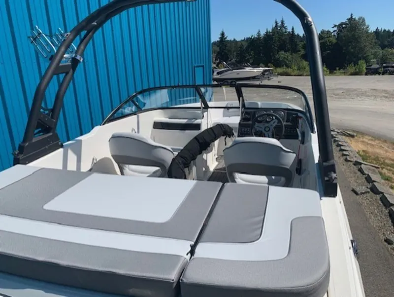 Slide: The Image of Bayliner VR4 Bowrider I/O 2022 - 6