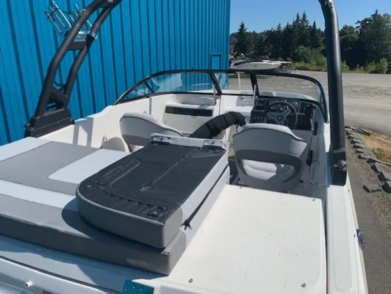 Slide: The Image of Bayliner VR4 Bowrider I/O 2022 - 7