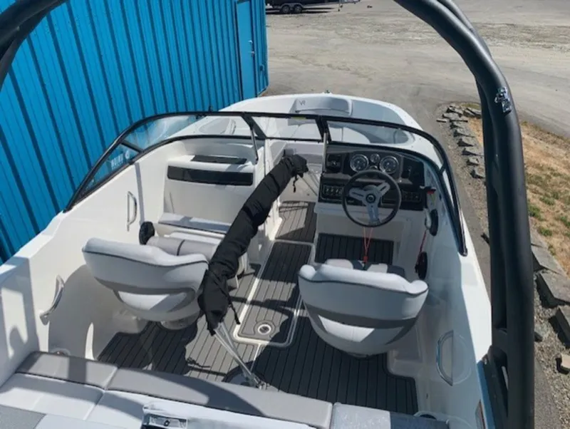 Slide: The Image of Bayliner VR4 Bowrider I/O 2022 - 8