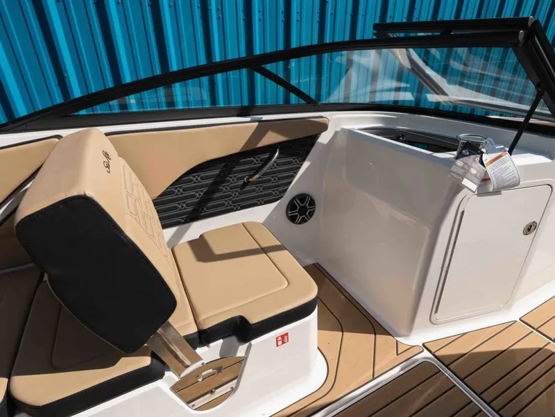 Slide: The Image of Sea Ray SPX 210 2026 - 10
