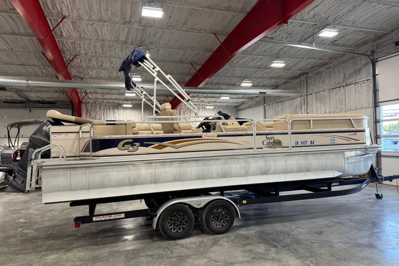 Slide: The Image of 2010 G3 LX3 25 Cruise pontoon boat in a spacious indoor showroom. - 4