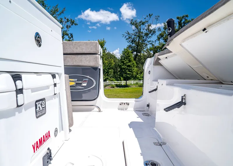 Slide: The Image of Sea Hunt Ultra 275 SE 2026 - 12