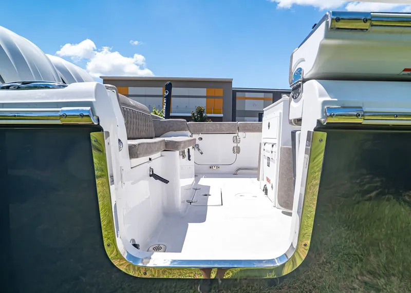 Slide: The Image of Sea Hunt Ultra 275 SE 2026 - 14