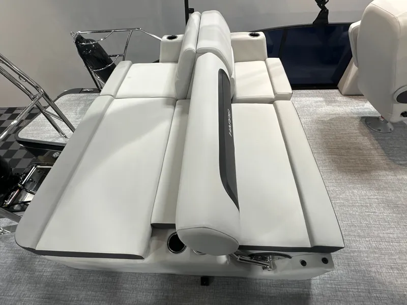 Slide: The Image of Harris Cruiser 210 2026 - 10