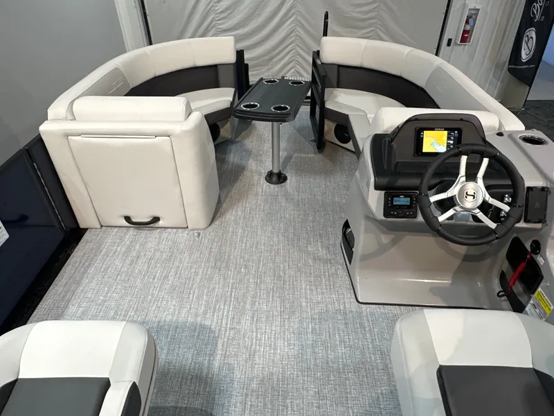 Slide: The Image of Harris Cruiser 210 2026 - 15