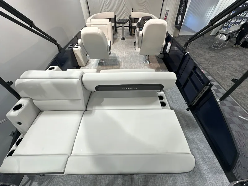 Slide: The Image of Harris Cruiser 210 2026 - 9