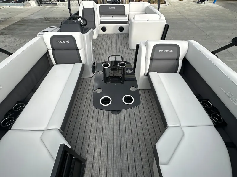 Slide: The Image of Harris Cruiser 230 2026 - 10