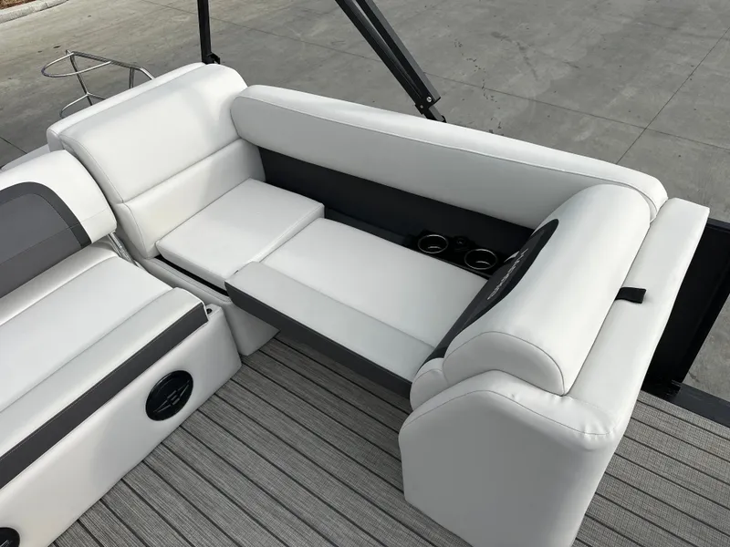 Slide: The Image of Harris Cruiser 230 2026 - 11