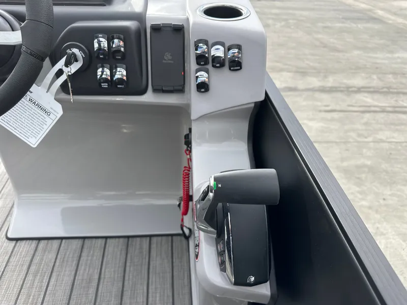 Slide: The Image of Harris Cruiser 230 2026 - 16