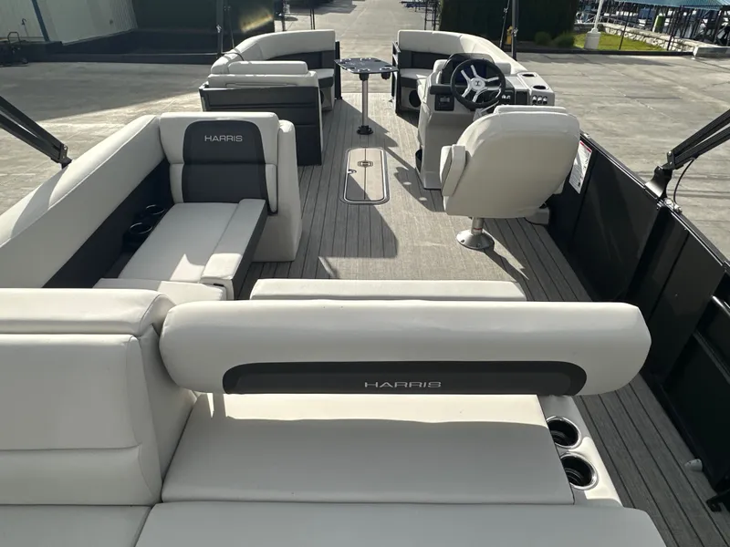 Slide: The Image of Harris Cruiser 230 2026 - 6