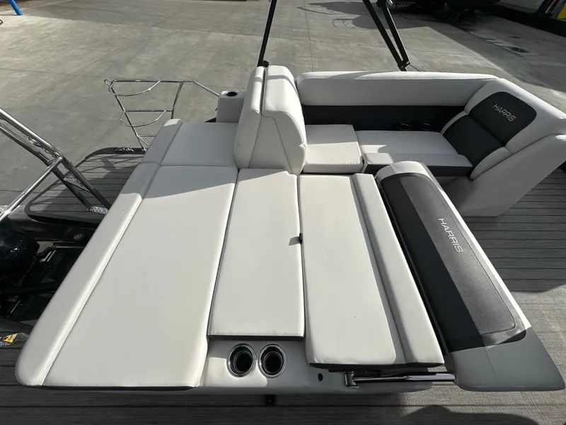 Slide: The Image of Harris Cruiser 230 2026 - 8