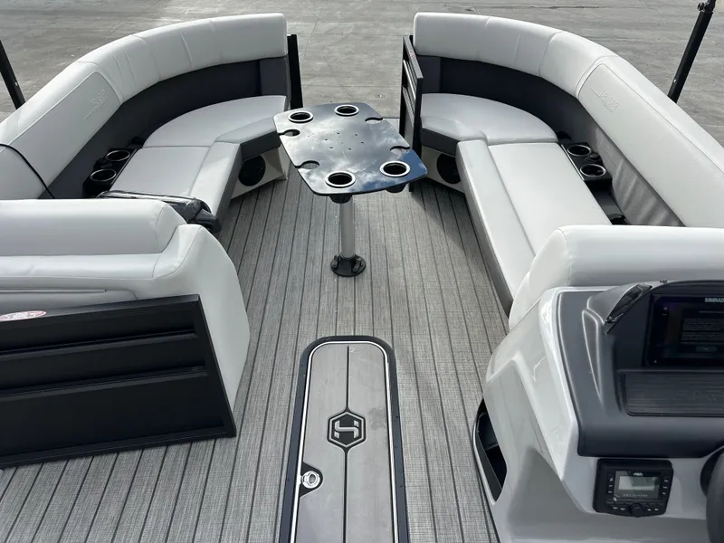 Slide: The Image of Harris Cruiser 230 2026 - 9