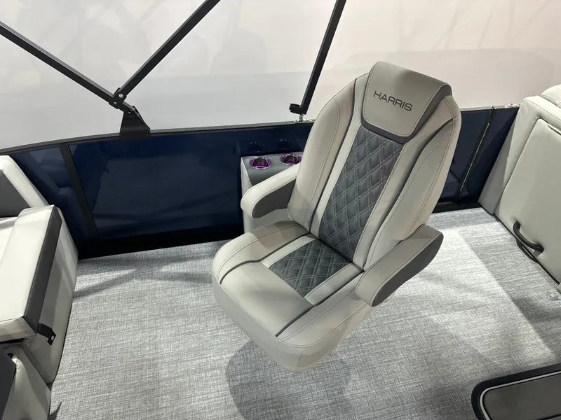 Slide: The Image of Harris Cruiser 230 2026 - 13