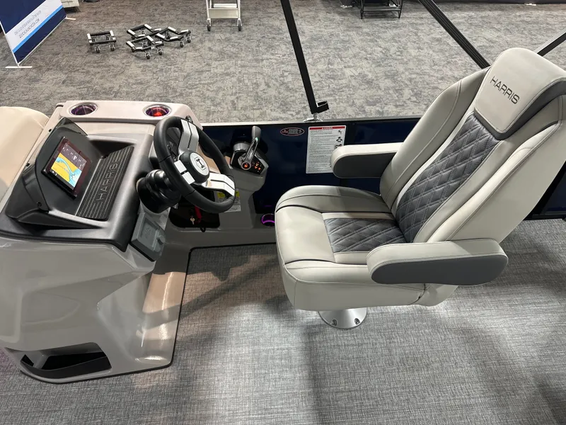 Slide: The Image of Harris Cruiser 230 2026 - 14