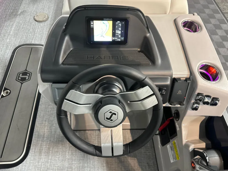 Slide: The Image of Harris Cruiser 230 2026 - 15