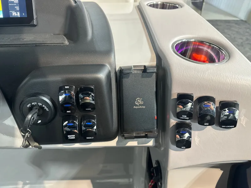 Slide: The Image of Harris Cruiser 230 2026 - 18