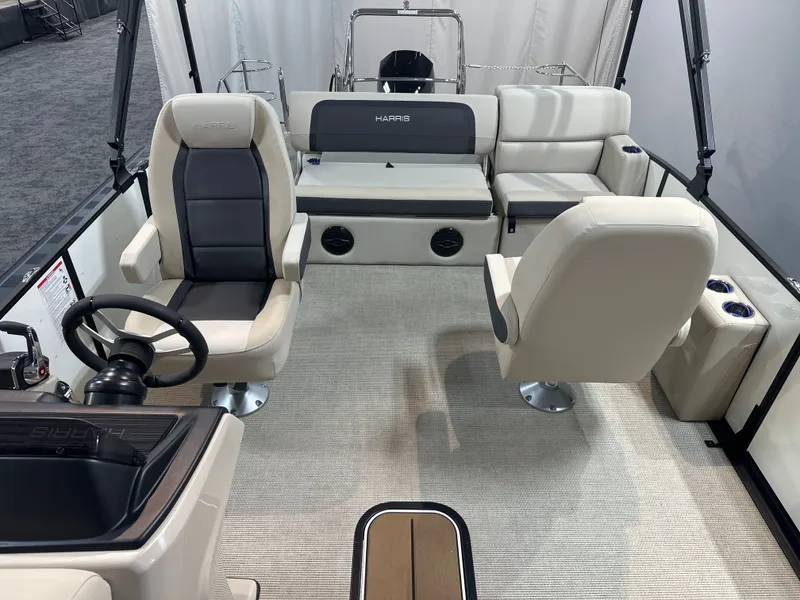 Slide: The Image of Harris Cruiser 230 2026 - 11