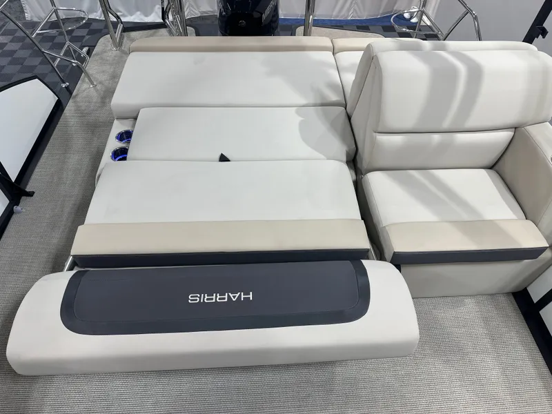 Slide: The Image of Harris Cruiser 230 2026 - 18