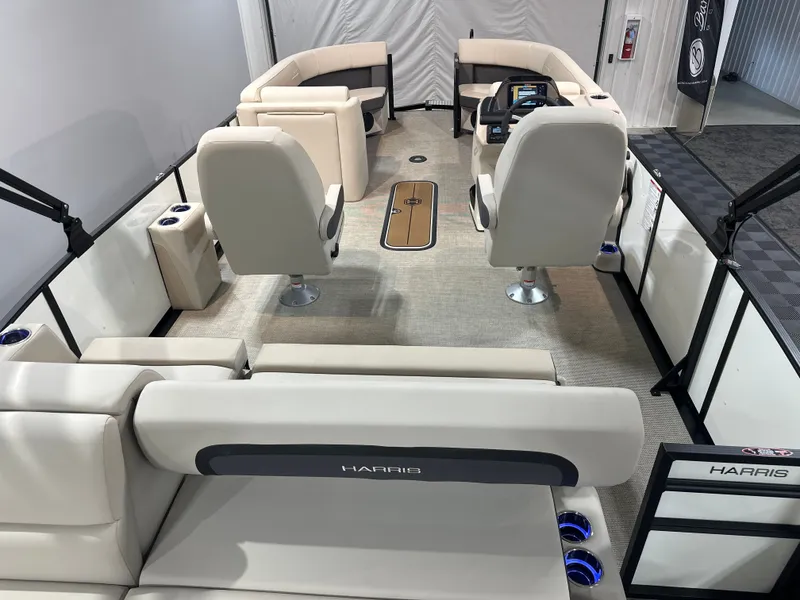 Slide: The Image of Harris Cruiser 230 2026 - 8