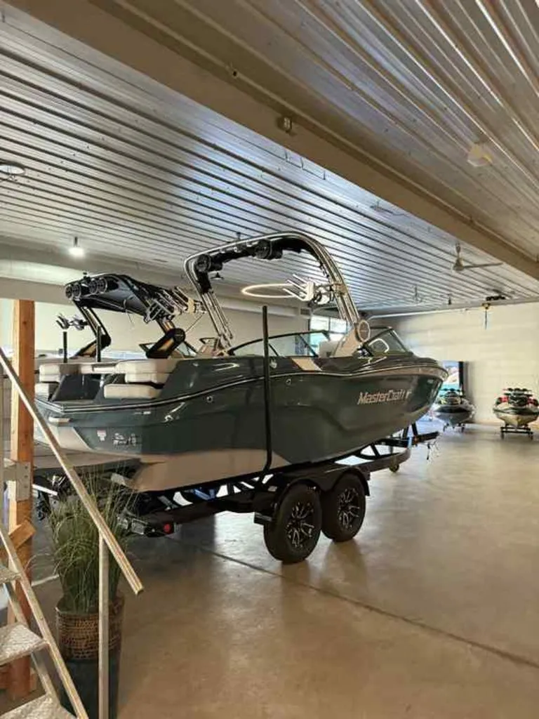 Slide: The Image of MasterCraft XT22 2025 - 2