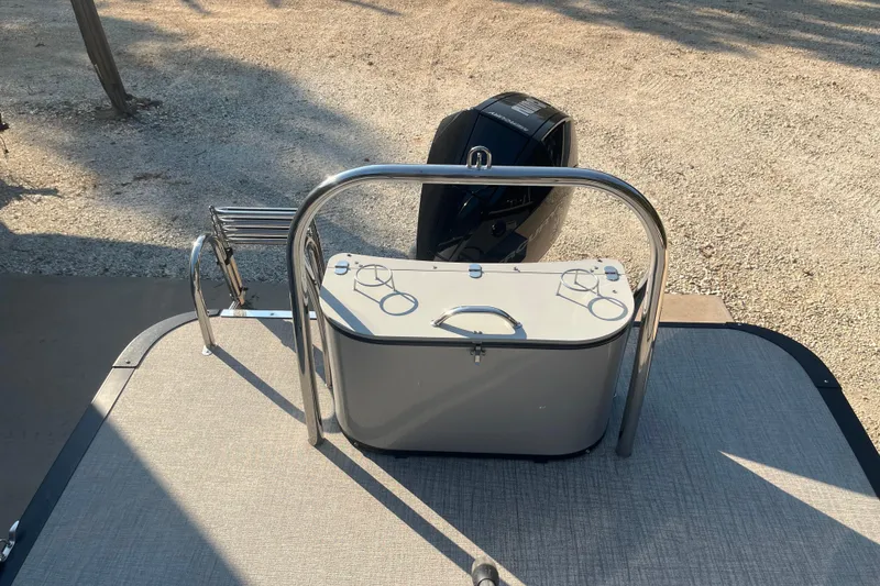 Slide: The Image of 2023 Avalon LSZ 2585 QL pontoon boat with motor and rear deck view. - 12