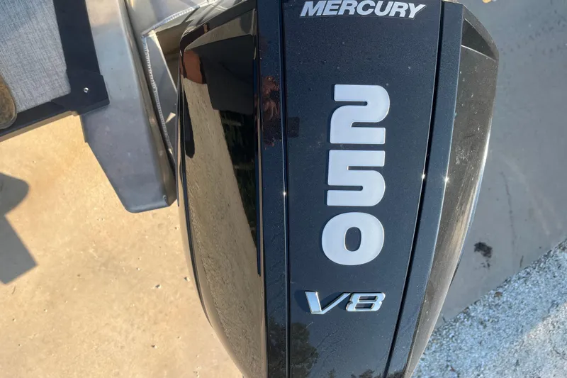 Slide: The Image of Mercury 250 V8 engine on 2023 Avalon LSZ 2585 QL boat, top view. - 16