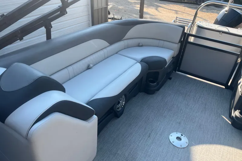 Slide: The Image of 2023 Avalon LSZ 2585 QL boat interior with luxurious seating and modern design. - 8