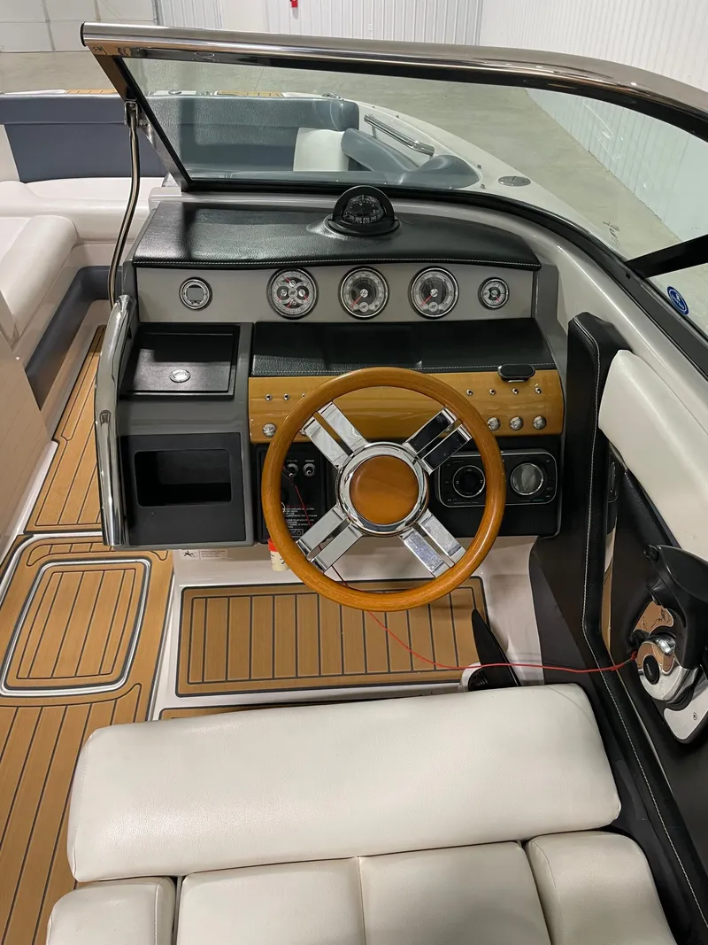 Slide: The Image of Four Winns SL242 2009 - 10