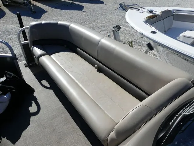 Slide: The Image of Sun Tracker Party Barge 18 DLX 2023 - 12