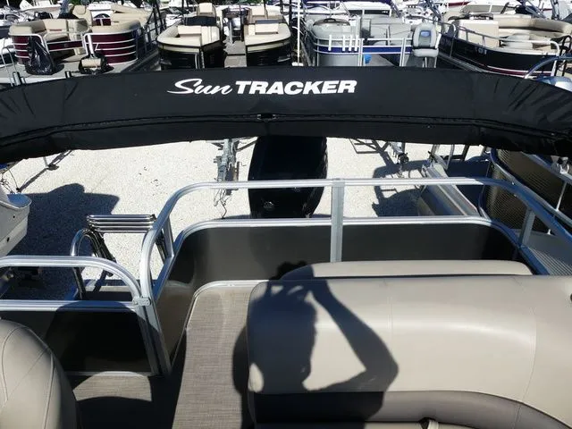 Slide: The Image of Sun Tracker Party Barge 18 DLX 2023 - 13