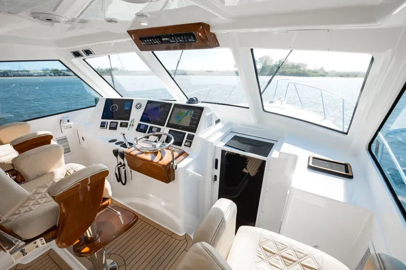 Slide: The Image of Henriques 42 Express Hardtop Bridge 2021 - 15