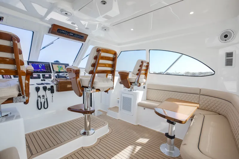 Slide: The Image of Henriques 42 Express Hardtop Bridge 2021 - 17