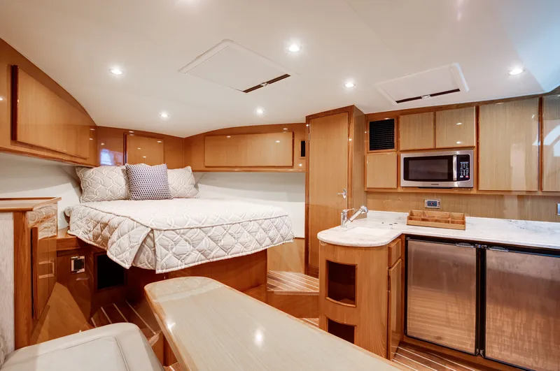 Slide: The Image of Henriques 42 Express Hardtop Bridge 2021 - 27