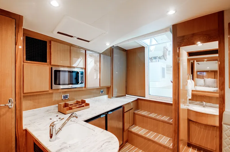 Slide: The Image of Henriques 42 Express Hardtop Bridge 2021 - 29