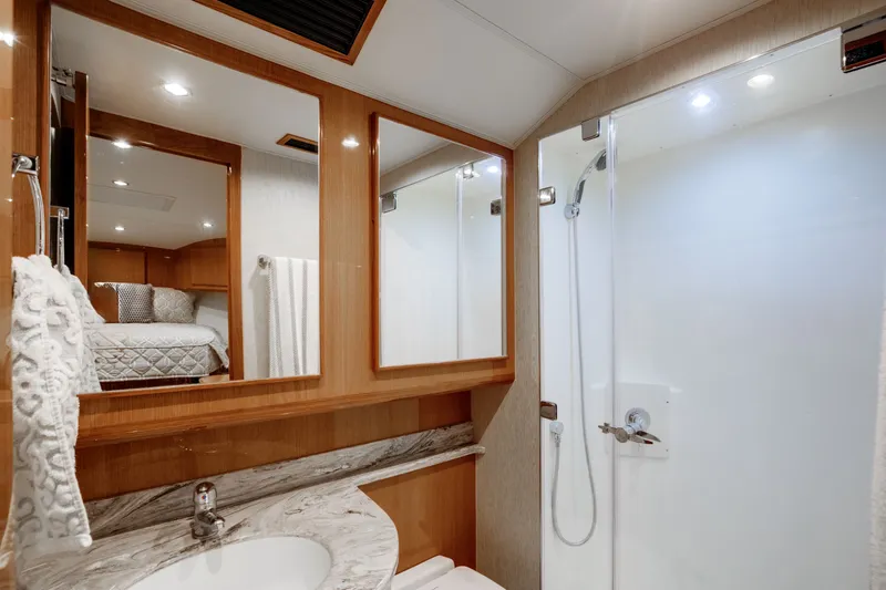 Slide: The Image of Henriques 42 Express Hardtop Bridge 2021 - 31