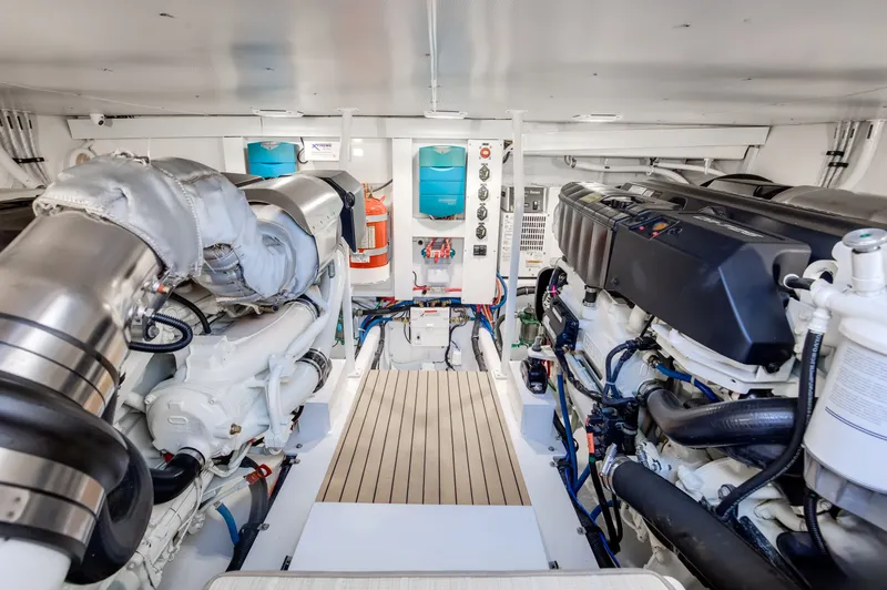 Slide: The Image of Henriques 42 Express Hardtop Bridge 2021 - 33