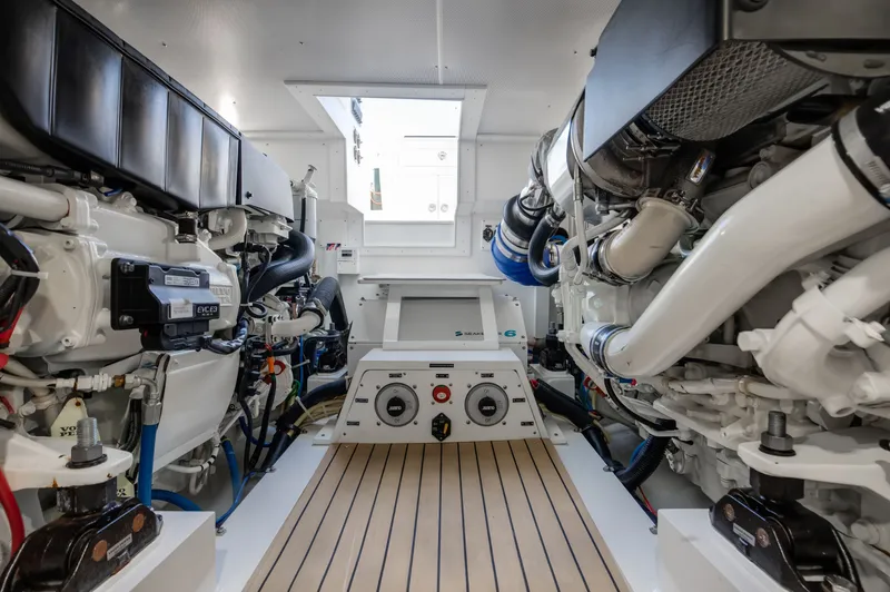 Slide: The Image of Henriques 42 Express Hardtop Bridge 2021 - 34