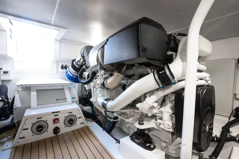 Slide: The Image of Henriques 42 Express Hardtop Bridge 2021 - 35