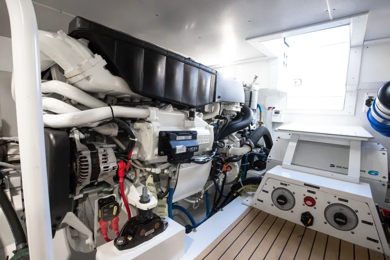 Slide: The Image of Henriques 42 Express Hardtop Bridge 2021 - 36