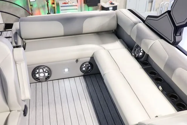 Slide: The Image of Montara SURF BOSS 2.0 25' SL 2026 - 13