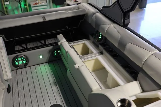 Slide: The Image of Montara SURF BOSS 2.0 25' SL 2026 - 14