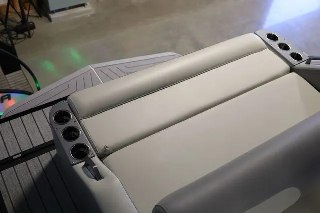 Slide: The Image of Montara SURF BOSS 2.0 25' SL 2026 - 16