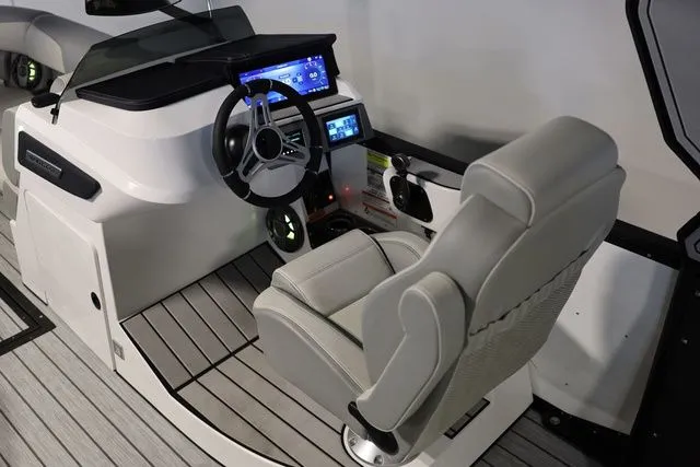 Slide: The Image of Montara SURF BOSS 2.0 25' SL 2026 - 19