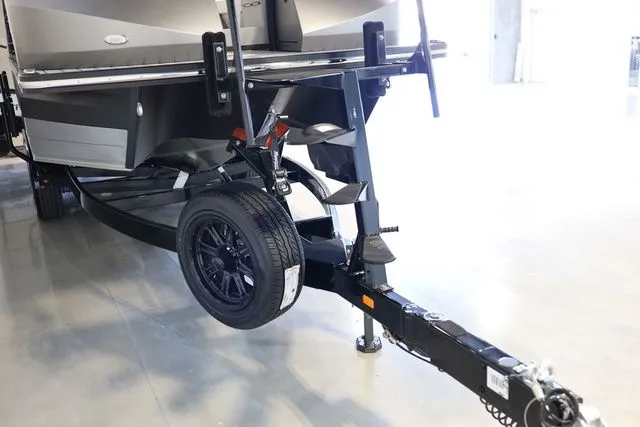 Slide: The Image of Montara SURF BOSS 2.0 25' SL 2026 - 4