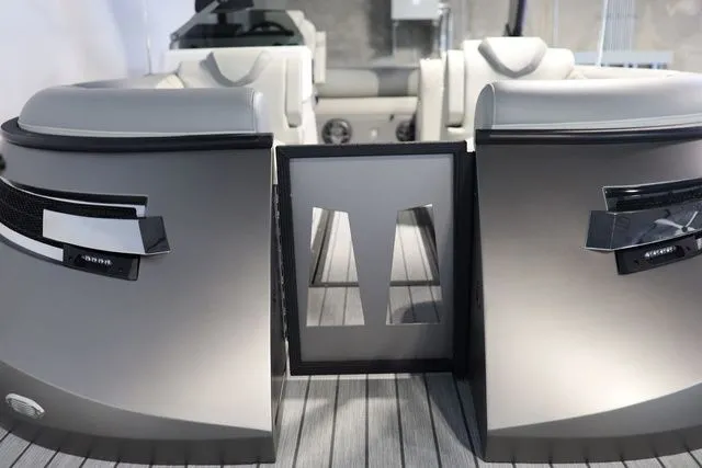 Slide: The Image of Montara SURF BOSS 2.0 25' SL 2026 - 5