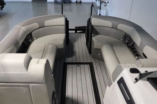 Slide: The Image of Montara SURF BOSS 2.0 25' SL 2026 - 6