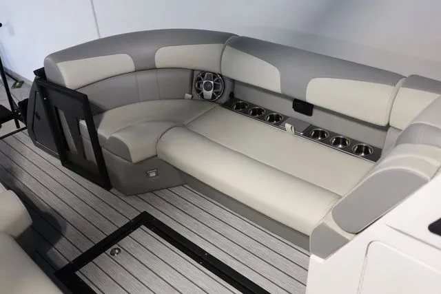 Slide: The Image of Montara SURF BOSS 2.0 25' SL 2026 - 7