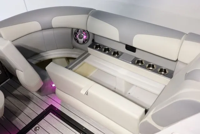 Slide: The Image of Montara SURF BOSS 2.0 25' SL 2026 - 9