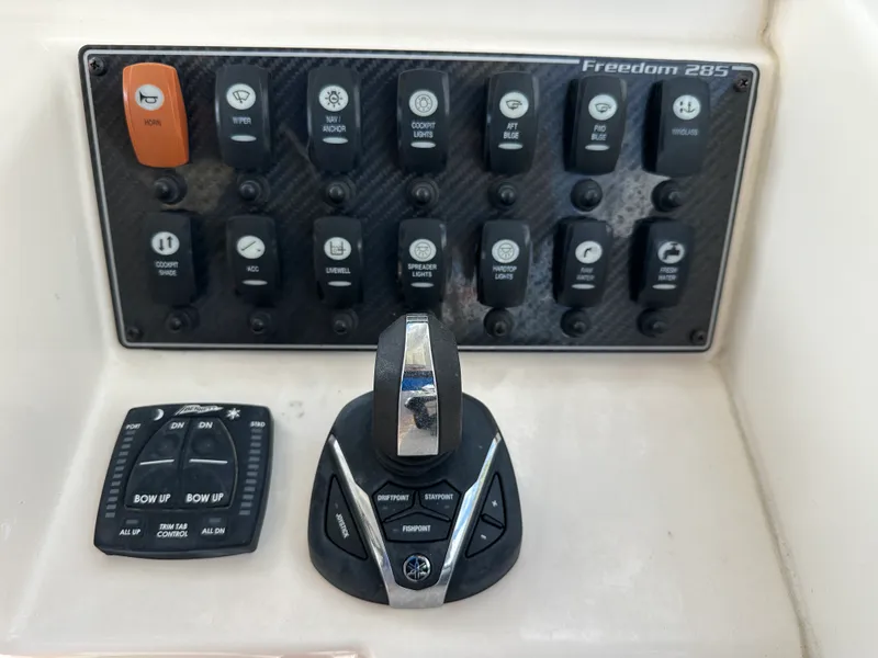 Slide: The Image of Grady-White 285 FREEDOM 2022 - 24