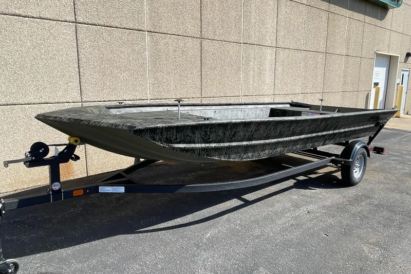 Slide: The Image of Tracker Grizzly 1860 Utility 2026 - 5